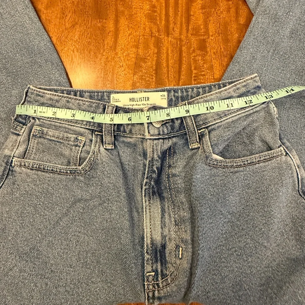 HOLLISTER women’s Ultra High-Rise Medium Wash 90s Straight Jeans